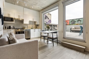 Studio meublé avec une grande terrasse