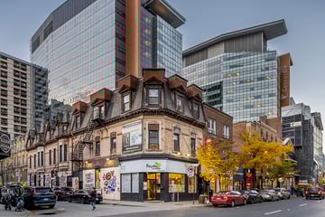 Presotea en plein jour au centre-ville de Montréal